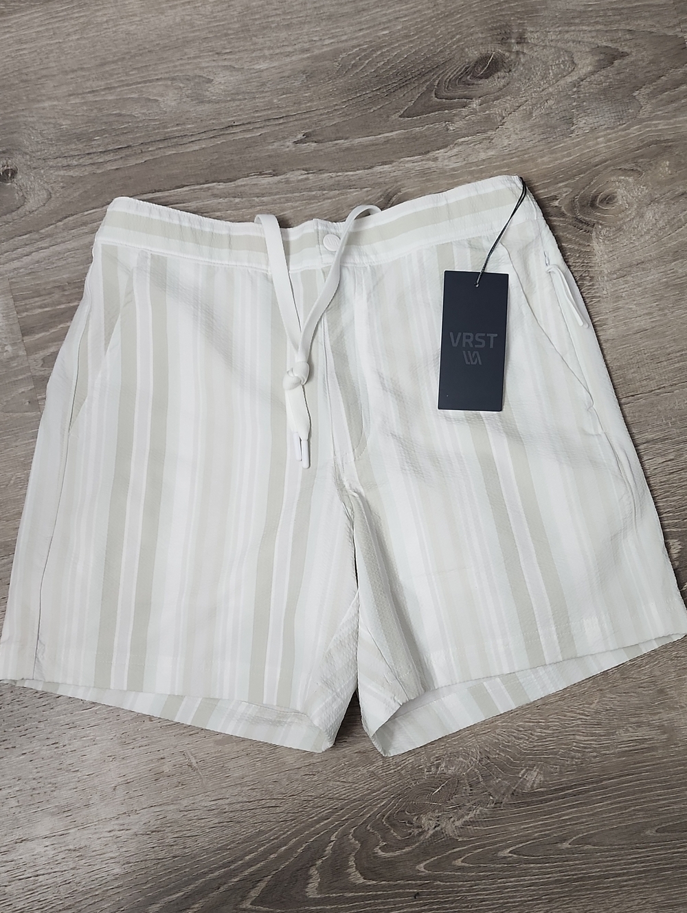 VRST Men's Small 6" Resort Short Lined In Printed Seersuck White Easy Stripe New